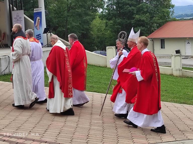 Az ünnepi szentmise főcelebránsa a váci megyéspüspök atya az oltártestvérek kíséretében (Fotó: Jancsó Badacs Károly/Felvidék.ma)