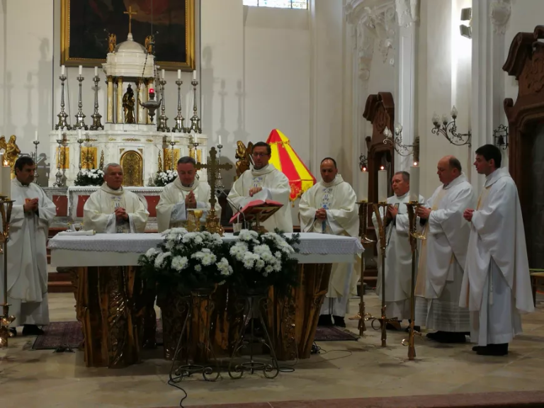 Az ünnepi hálaadó szentmisén résztvevő atyák Fotó: Nagy-Miskó Ildikó