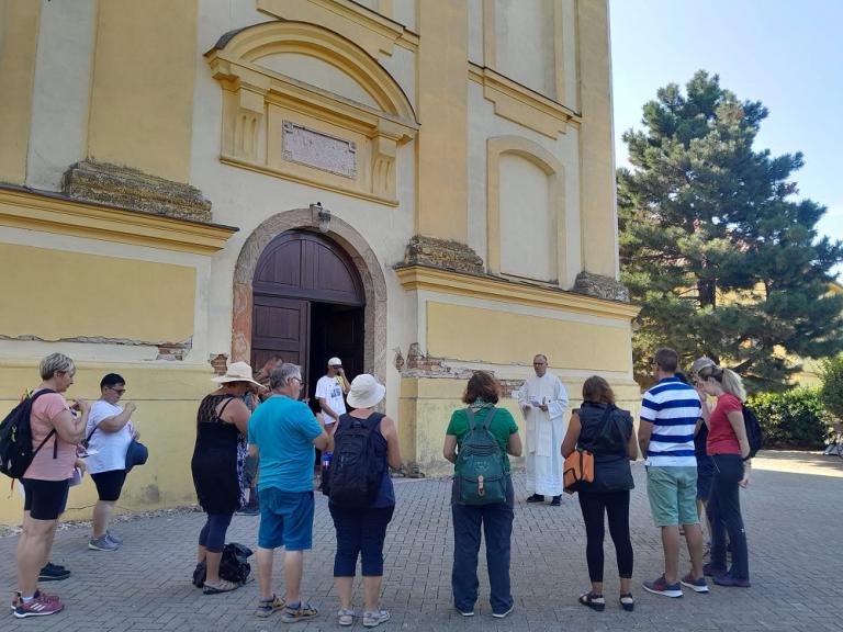 A zarándokok megáldása a szőgyéni templom előtt (Fotó: Berényi Kornélia)