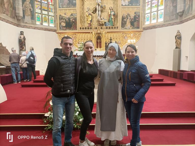 A Salve Dio tagjai, Mária Valéria szerzetesnővérrel, zarándoktársukkal (Fotó: Mária Út Felvidéken)