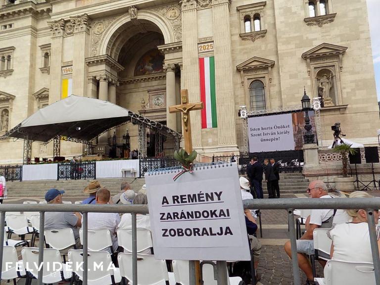 Érkezés a Szent István-bazilikához (Berényi Kornélia/Felvidék.ma)