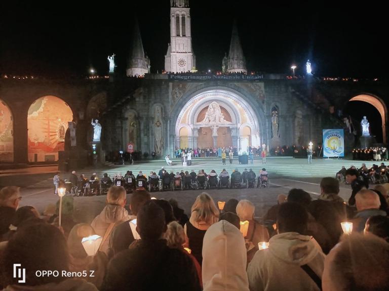 Fáklyás szertartás Lourdes-ben (Fotó: Via Mariae Pt.) Fáklyás szertartás Lourdes-ben (Fotó: Via Mariae Pt.)