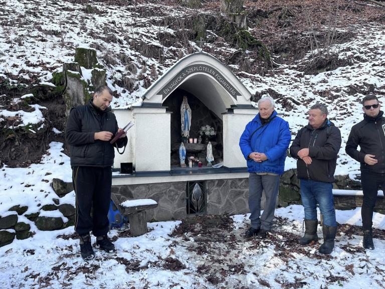 Gyurász Pál atya imádkozik (Fotó: Viai Mariae)