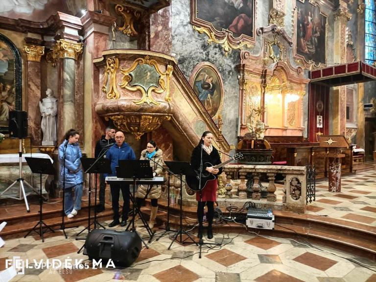 A nyitragesztei Salve Dio énekegyüttes szolgál a szentmisén (Fotó: Via Mariae Pt.)