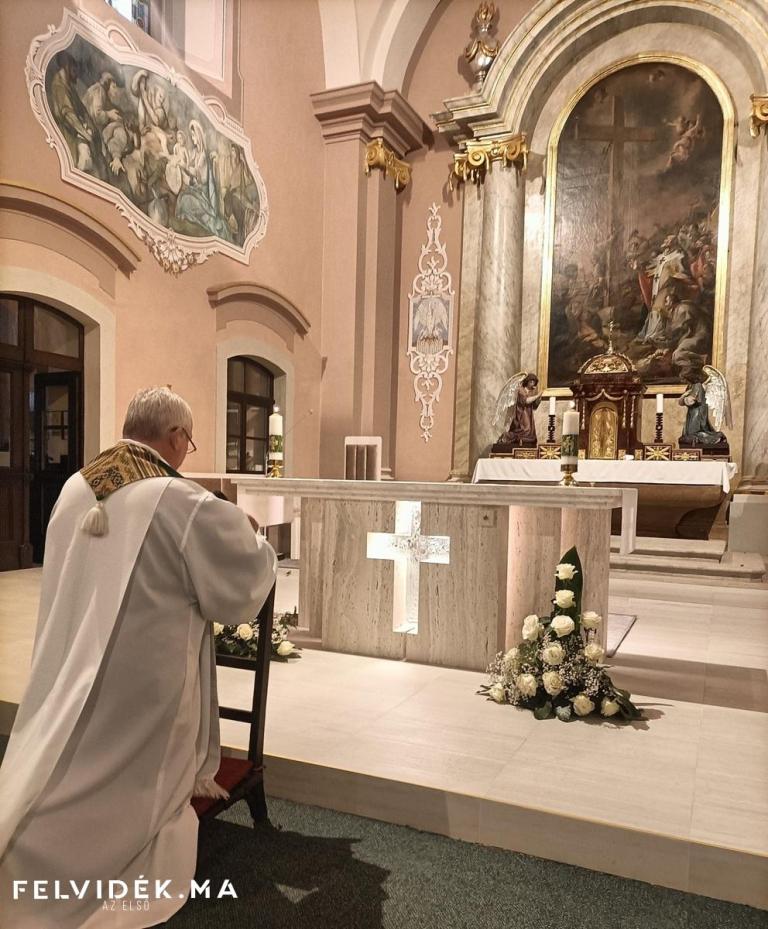 A zarándoklat lelki vezetője Ďurčo Zoltán atya a Szent Kereszt-templomban (Fotó: Via Mariae Pt.)