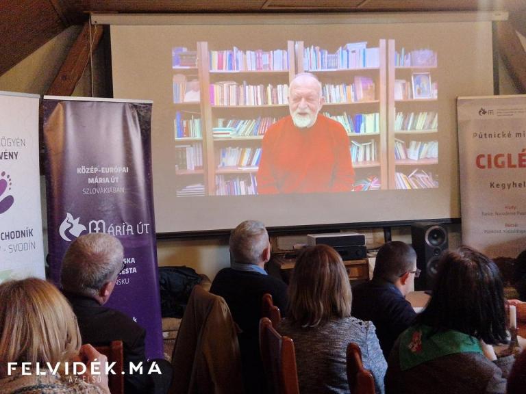 Szabó Tamás üzenetét hallgatják (Fotó:Berényi Kornélia)