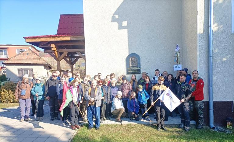 A kelenyei templomnál, az Esterházy-emléktábla előtt (Fotó: VIa Mariae p.t.)