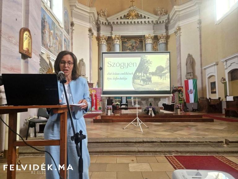 Svajcer Edina előadása az első írásos emlék kapcsán (Fotó: Berényi Kornélia/Felvidék.ma)