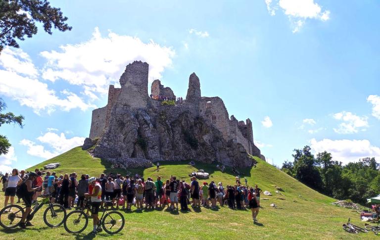 Érkezés és gyalogos indulás a hrussói vártól (Fotó: Via Mariae p.t.)