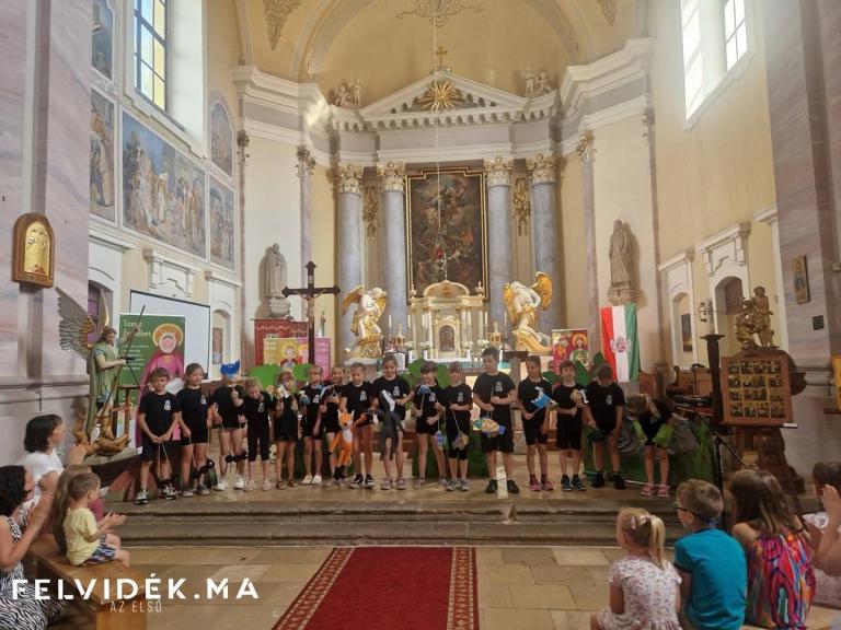 A komáromi egyházi iskola Óperencia bábcsoportja (Fotó:Berényi Kornélia/Felvidék.ma)