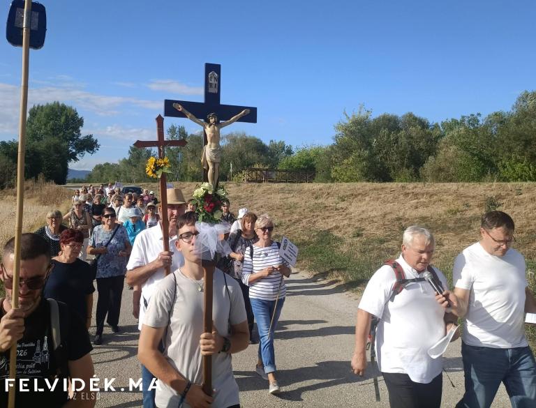Imádkozva az 1Úton Ďurčo Zoltán atya vezetésével (Fotó: Via Mariae p.t.)