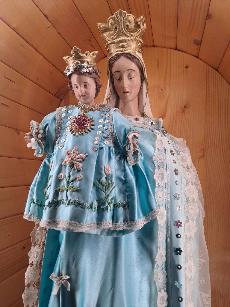 Medvesaljai Mária kegyszobor a Kis Jézussal