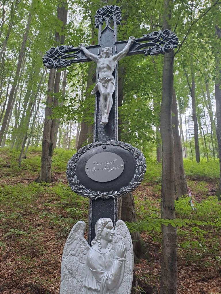 Szépen megújították a keresztet is