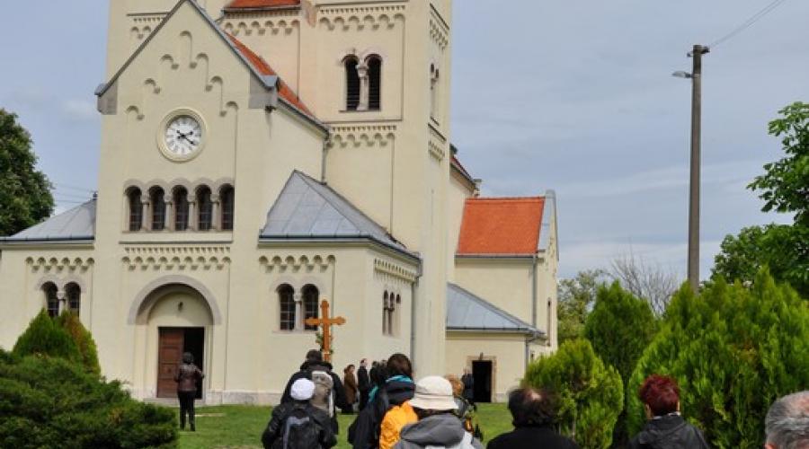 Megérkezés a bényi templomhoz