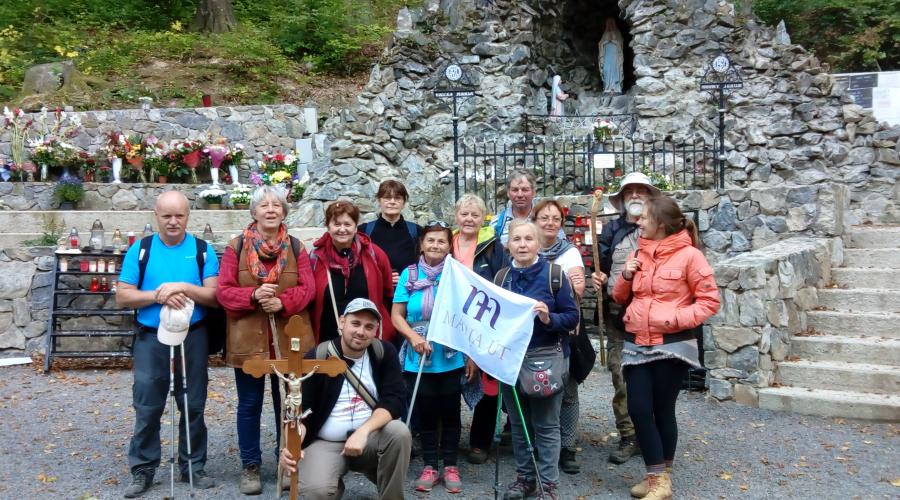 Zarándokok a máriavölgyi Lourdes-i barlangnál