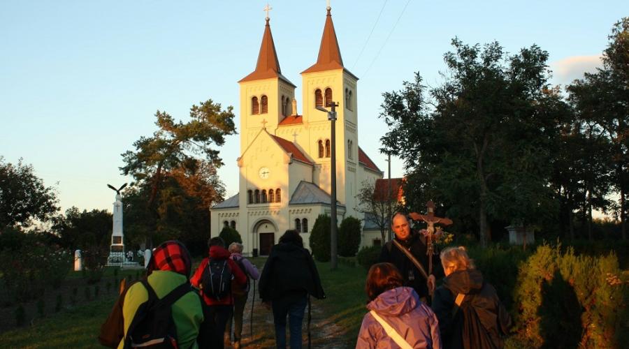 Zarándokok a bényi Magyarok Nagyasszonya-templomnál