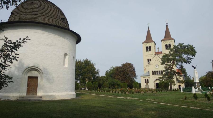 Bény szépséges temploma, előtérben a rotundával