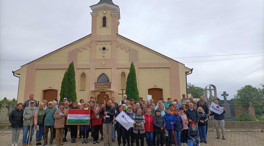 Indulásra készen a bábindali Szent Imre templom előtt hatvan zarándok (Fotó: Patay Péter/Felvidék.ma) Indulásra készen a bábindali Szent Imre templom előtt hatvan zarándok (Fotó: Patay Péter/Felvidék.ma)