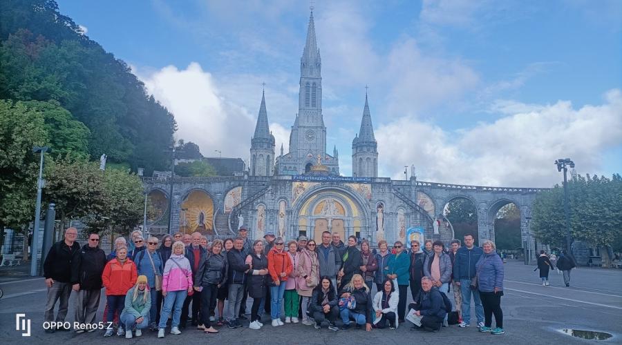 A zarándokcsoport a Lourdes-i templom előtt (Fotó: Via Mariae Pt.) A zarándokcsoport a Lourdes-i templom előtt (Fotó: Via Mariae Pt.)