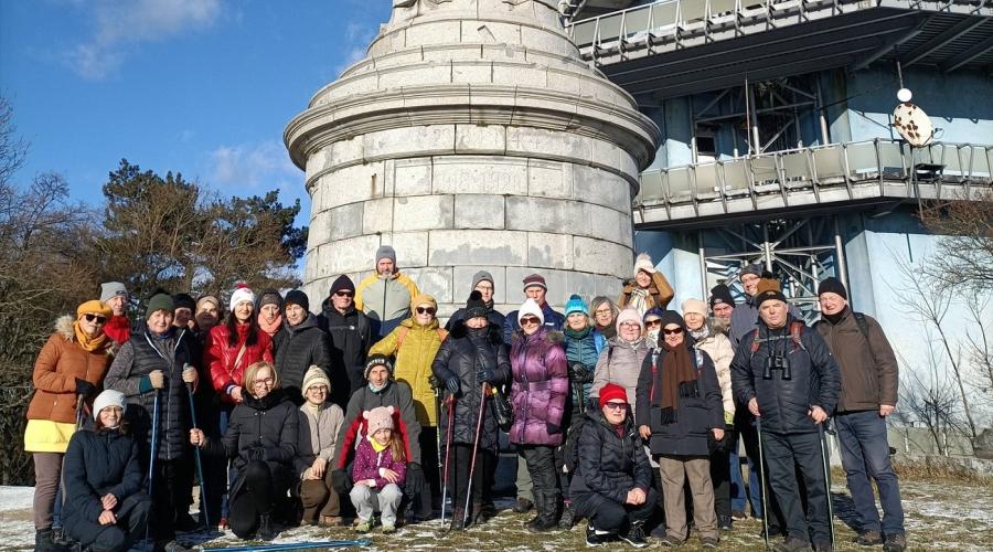 Hálaadó zarándokcsoport a zobori Millenniumi emlékműnél (Fotó: Via Mariae)