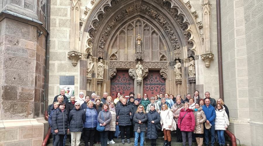 Zarándokcsoport a szentbenedeki székesegyház előtt (Fotó: Via Mariae Pt.)