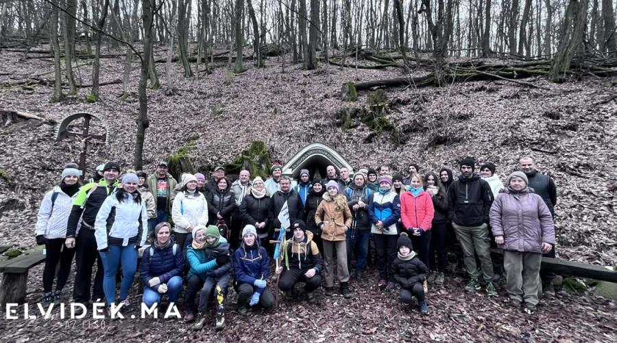 Az Ipoly-mente zarándokai a Medve kúti kápolnánál (Fotó: Via Mariae p.t.)