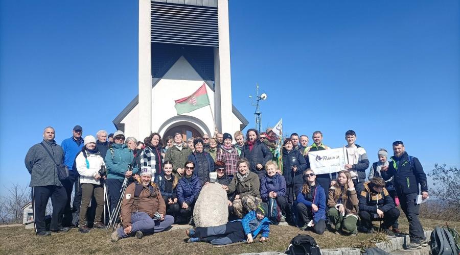 Zarándokok a magasmajtényi kápolnánál (Fotó: Via Mariae p.t.)