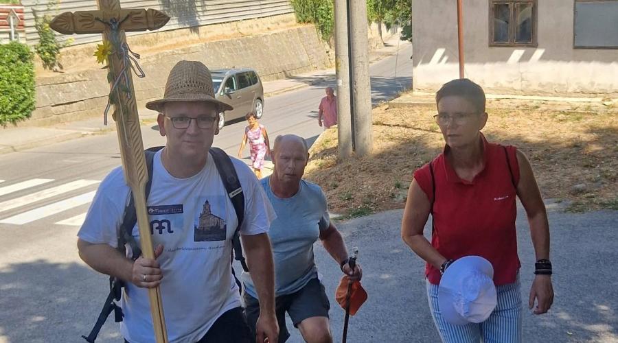 1Úton zarándokok érkeznek a szőgyéni templomhoz (Fotó:Berényi Kornélia/Felvidék.ma)