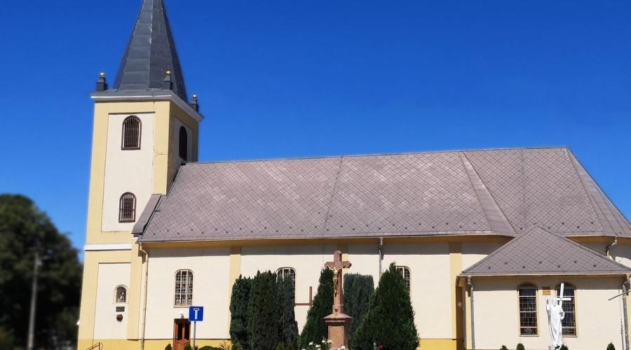 A zarándoklat célállomás a nagykéri templom (Fotó: RKE, Nagykér)